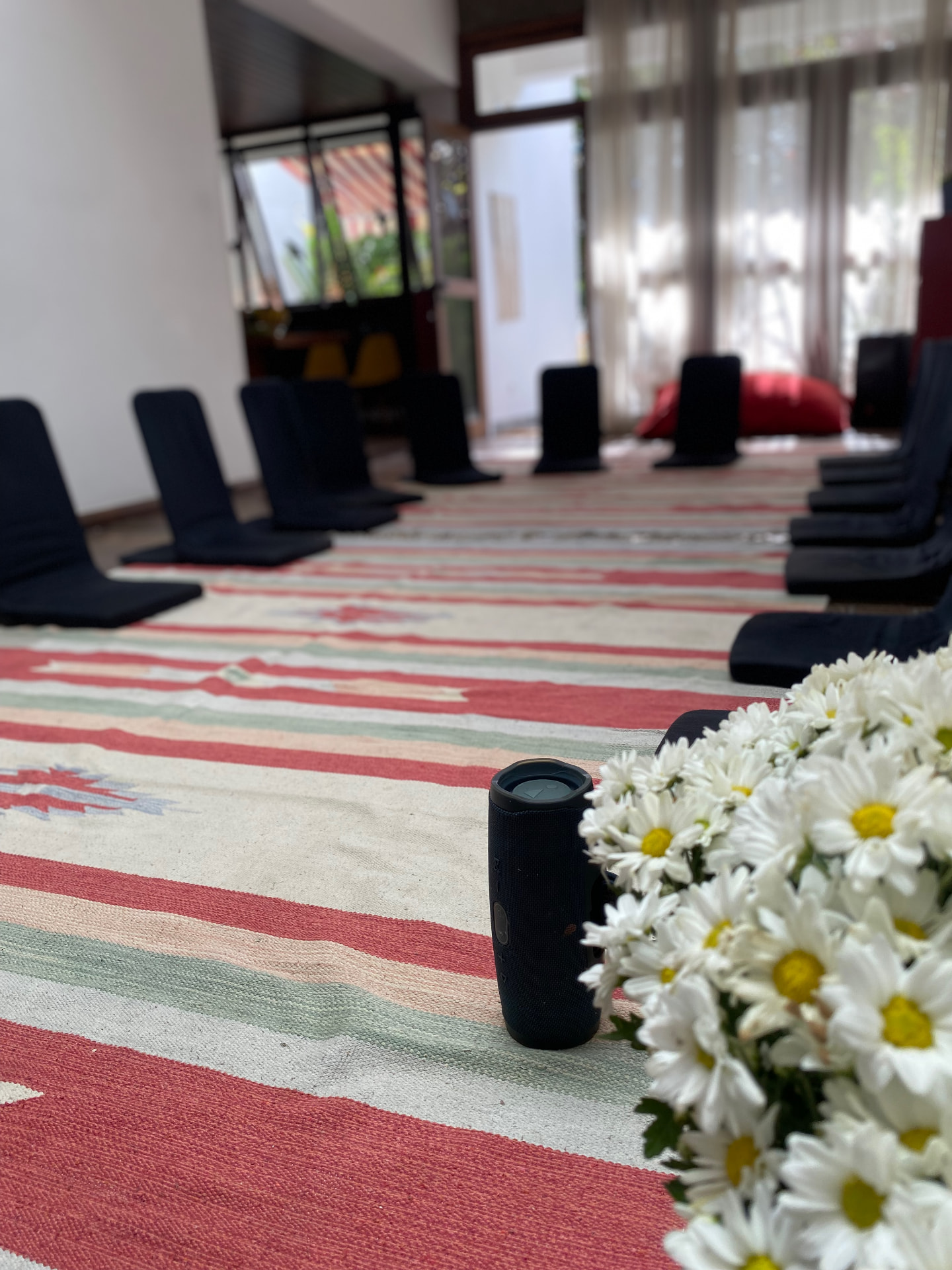 Roda montada na Casa Magdala com flores brancas e luz natural